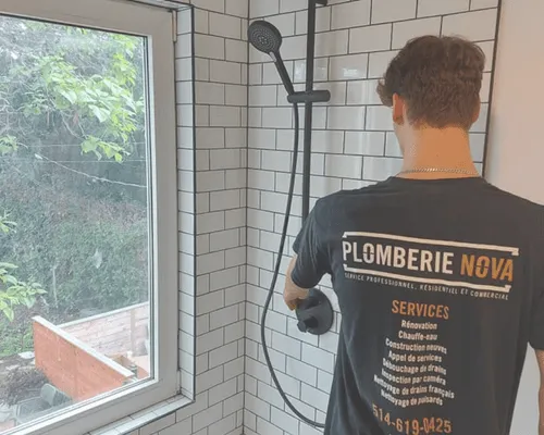 Technicien de Plomberie Nova vu de dos, portant un t-shirt de la marque